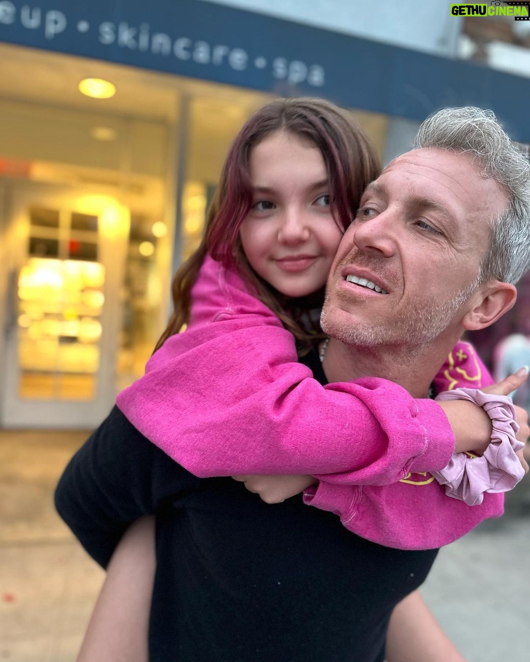 Gal Gadot Instagram - Happy Father’s Day to all awesome dads out there! I’m lucky to have @jaronvarsano as the aba to my daughters. I couldn’t ask for a better role model, fun and funny dad for them. We love you baby, you’re our rock. Our compass and our heart ♥️ #555