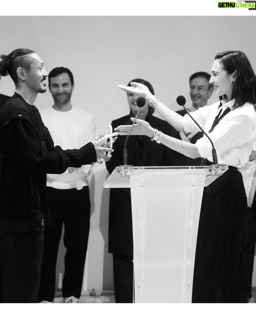 Gal Gadot Instagram - I had the great pleasure to take part in this amazing event with some of the most creative minds in the fashion industry and presenting @setchu.official with this year's @lvmhprize. It is so inspiring to see the support of the next generation of designers and share their creative visions with the world. Wearing @dior & @tiffanyandco, styled by @karlawelchstylist and @gracewrightsell Hair @jillianhalouska Makeup @charlotte_prevel Nails @nailsbyshige