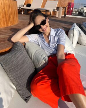 Gal Gadot Instagram - I'm ready for it to be summer again ☀️🧡