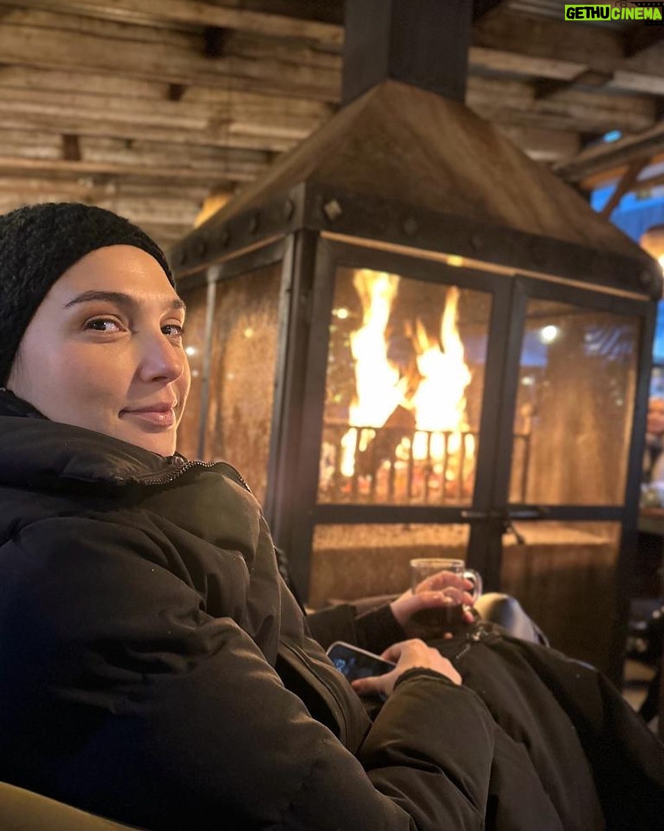 Gal Gadot Instagram - Wishing you all a cozy week 🔥