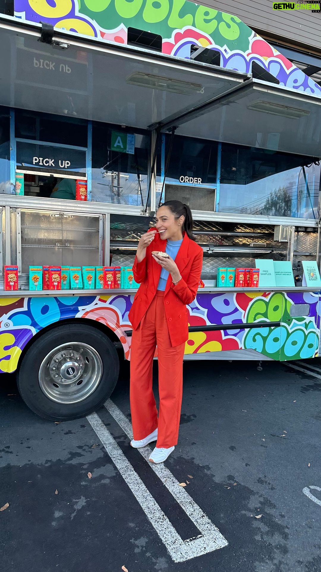 Gal Gadot Instagram - Mac on wheels ๐ Our @allgoodles Goodles food truck event today at @pavilions on LA was too much fun! Thank you to all the amazing people who came to meet us and have some yummy mac and cheese ๐งก๐๐ We had a blast! โ โGG, Founding Partner