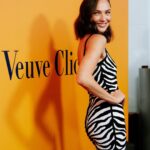 Gal Gadot Instagram - What a wonderful evening celebrating @veuveclicquot Clicquot 250th anniversary! ✨ Experience the #SolaireCulture exhibition yourself through November 17. Cheers! 🥂 #ad21+ Makeup: @sabrinabmakeup Hair: @renatocampora Styling: @elizabethstewart1 Manicurist: @tracy_clemens