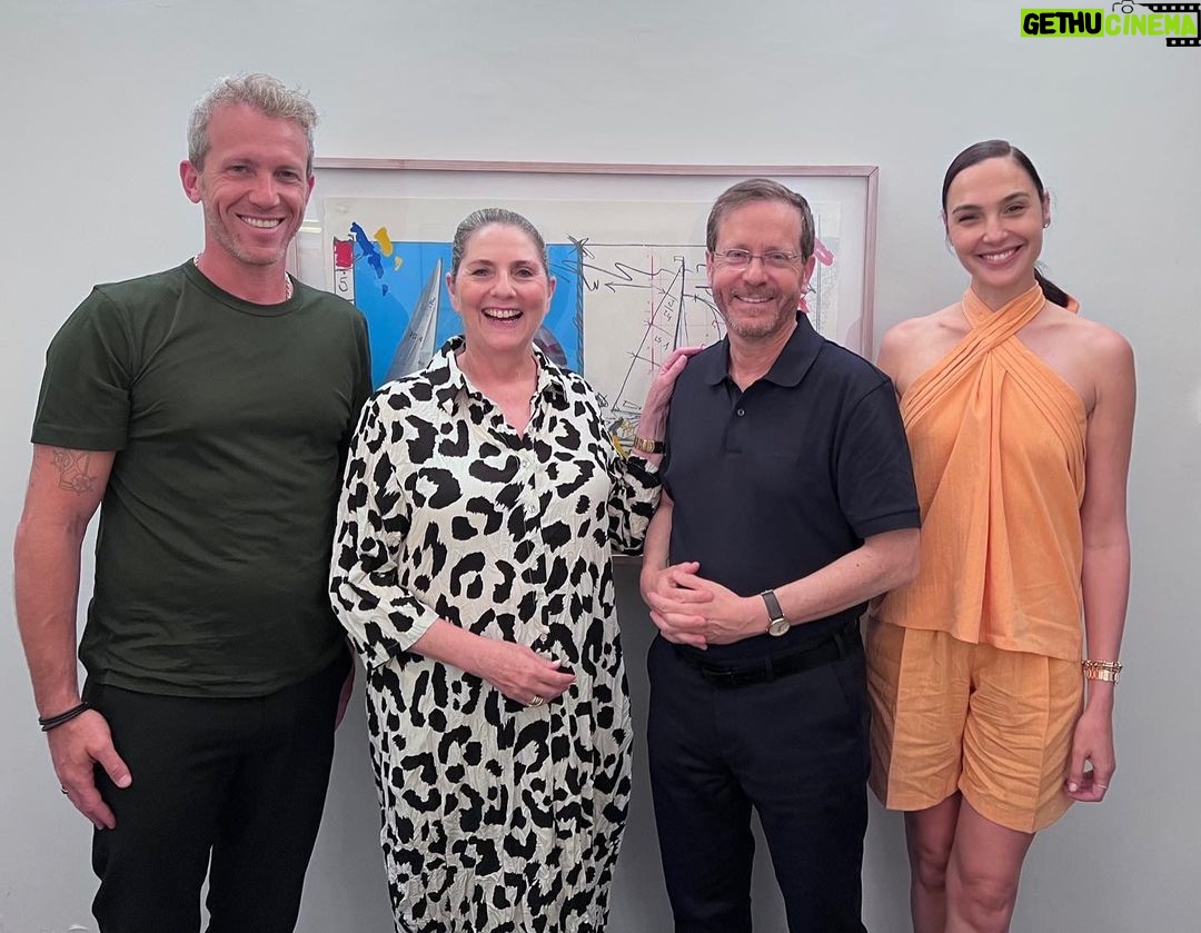 Gal Gadot Instagram - Jaron and I had the honor of meeting with Israel’s President Isaac Herzog and First Lady Michal yesterday. They are such an interesting couple who are not only warm and kind hearted but who also want to bring people together and who strive to do good things for the country. It was so inspiring... Thank you for having us @isaacherzog @jaronvarsano