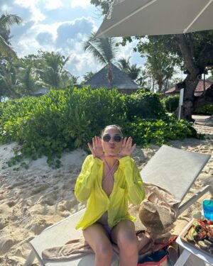 Gal Gadot Instagram - 🍍