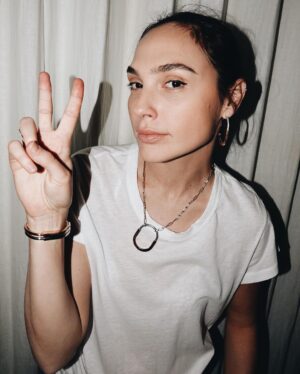 Gal Gadot Instagram - LOVE #Tiffanyandco ‘S LOCK 
#TiffanyLock  @tiffanyandco