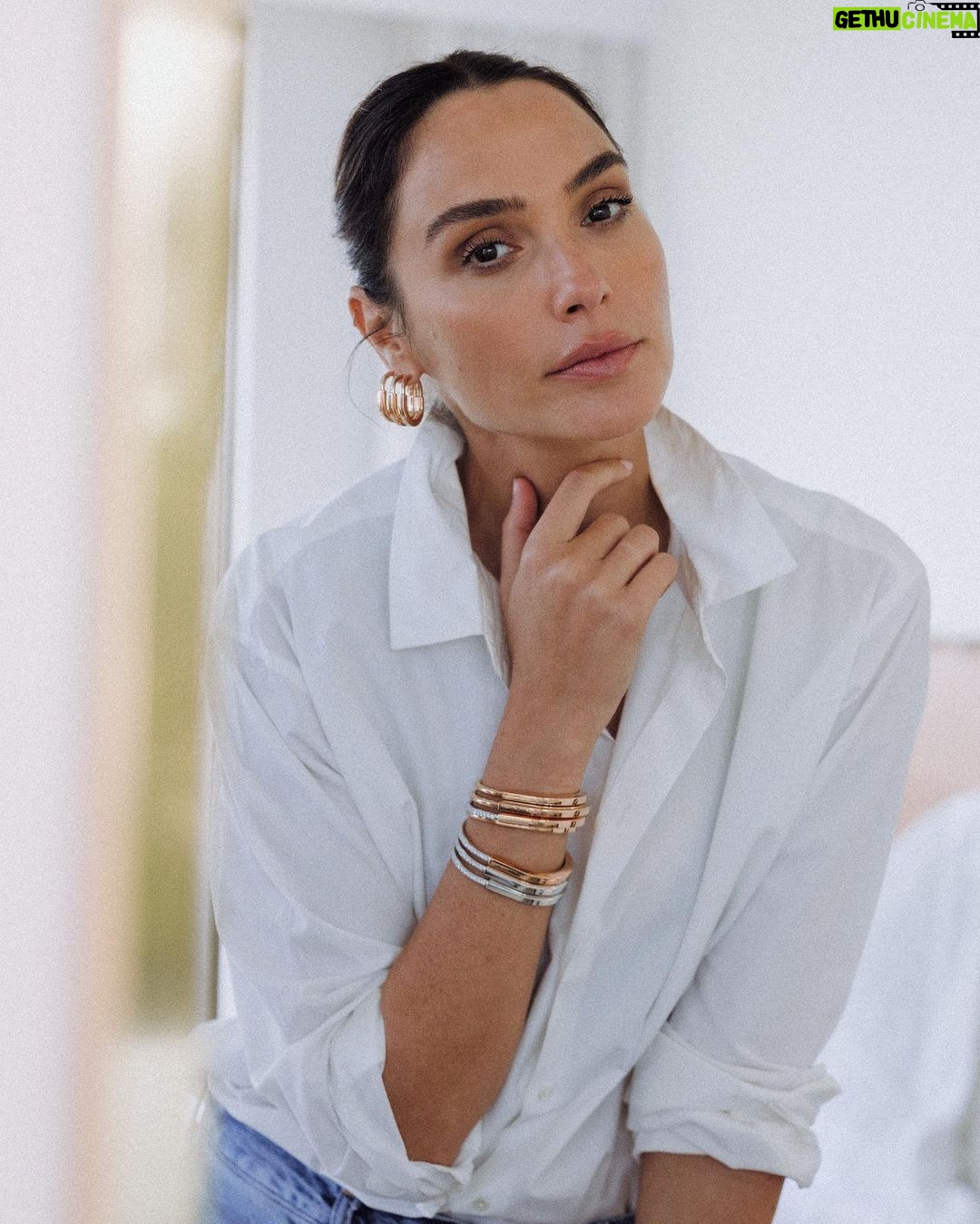 Gal Gadot Instagram - Some things just click... like me and the beautiful Lock Collection by @tiffanyandco #TiffanyLock