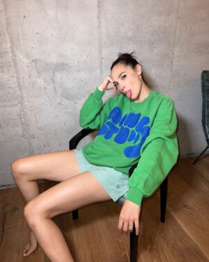 Gal Gadot Instagram - Go green 💚😜