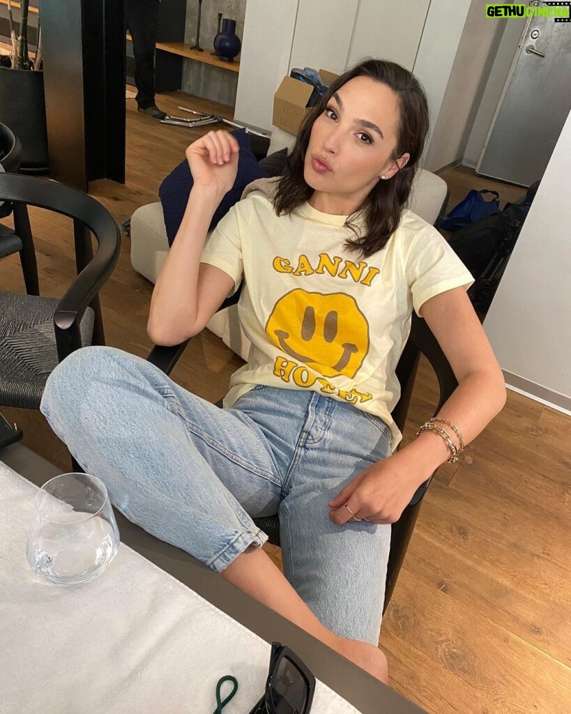 Gal Gadot Instagram - There is nothing like a little Mac to boost up a shooting day 🧡🌈 @AllGoodles — ‏GG, Founding Partner