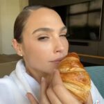 Gal Gadot Instagram - 🥐