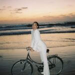 Gal Gadot Instagram - Three of my favs - the beach, sunsets and riding bikes in a suit 😜