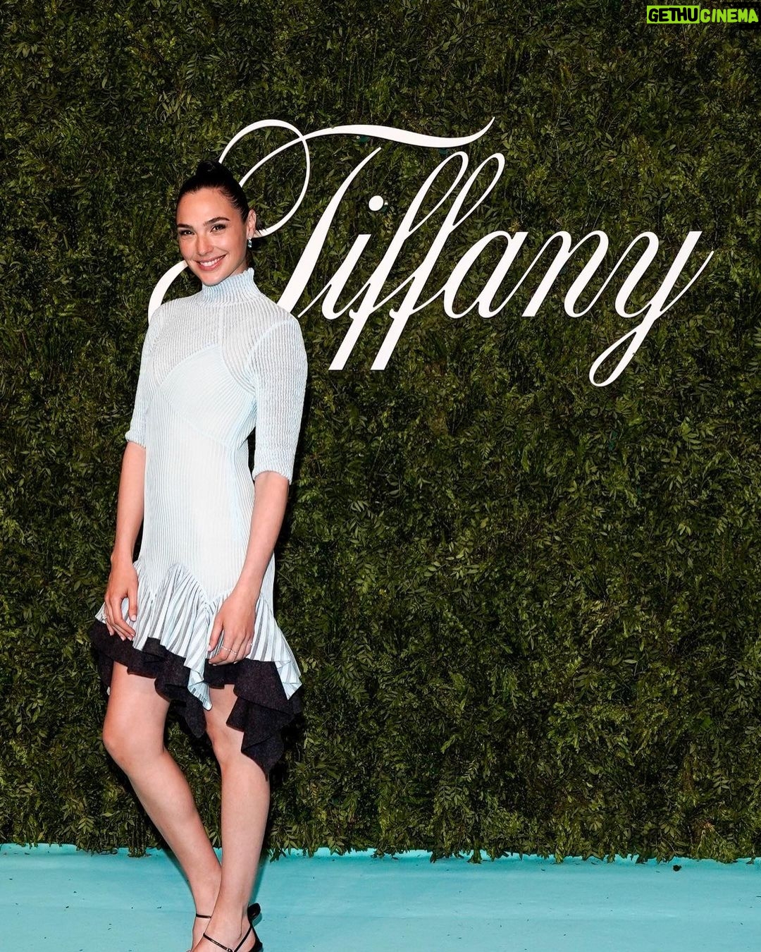 Gal Gadot Instagram - An incredible night with Tiffany & Co at London’s Saatchi Gallery celebrating the iconic history of the brand from the last 185 years. Wow! @tiffanyandco #tiffanyexhibition #visionandvirtuosity #tiffanypartner 🤍