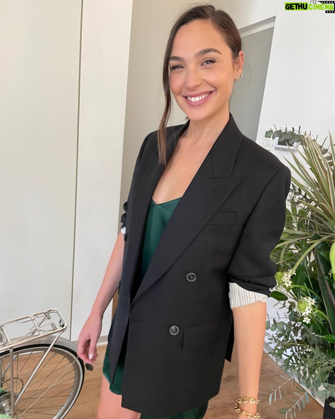 Gal Gadot Instagram - A little green goes a long way 💚