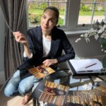 Gal Gadot Instagram - Hi guys! I'm teaming up with @swau_official to sign autographs and spread some love ❤️ head over to my story to find out more
