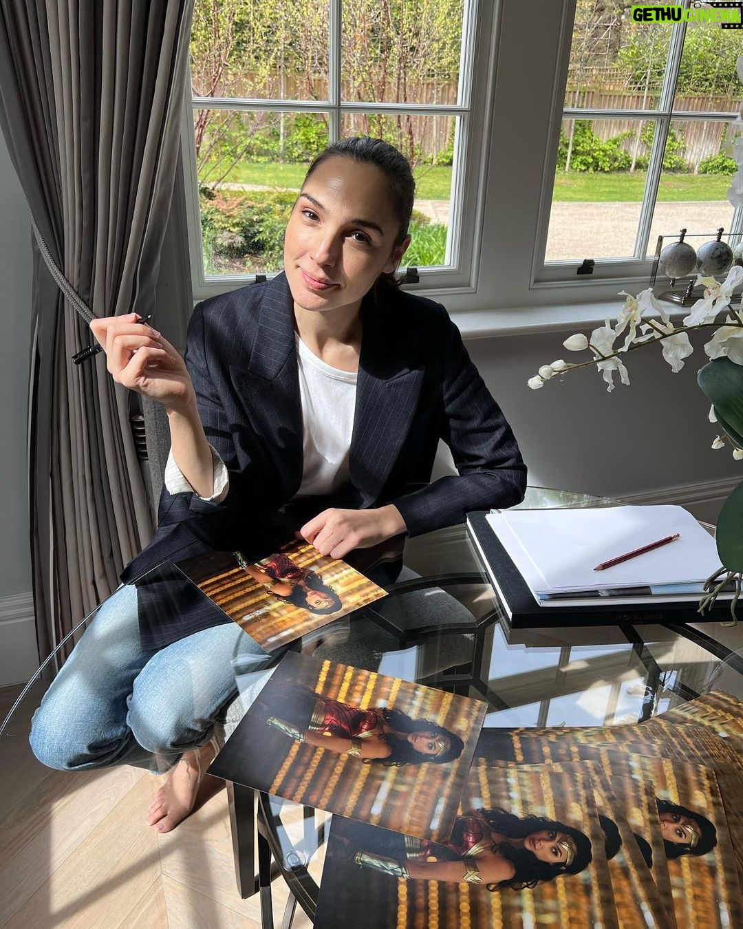 Gal Gadot Instagram - Hi guys! I'm teaming up with @swau_official to sign autographs and spread some love ❤️ head over to my story to find out more