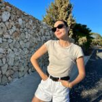 Gal Gadot Instagram - Just take a minute to fix your hair and breathe 🤍☀️