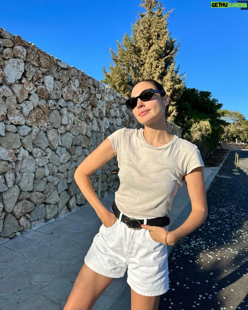 Gal Gadot Instagram - Just take a minute to fix your hair and breathe 🤍☀️