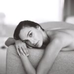 Gal Gadot Instagram - Stay in bed kind of day 🤍
