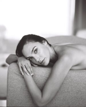 Gal Gadot Instagram - Stay in bed kind of day 🤍