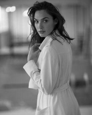 Gal Gadot Instagram - Ready for the weekend 🤍