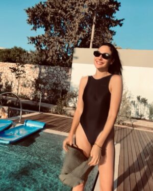 Gal Gadot Instagram - There is nothing better than spending time in the sun ❤️☀️
My heart is full and my soul is happy 
Thank you 🙏