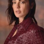 Gal Gadot Instagram - Behind the Scenes of my @flauntmagazine shoot 🖤