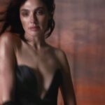 Gal Gadot Instagram – Thank you for having me @FlauntMagazine
❤️🖤
Photographed by @GregSwalesArt
Styled by @KarlaWelchStylist wearing @TiffanyandCo
Written by @EAubrey_Writes
Hair: @DimitrisHair
Makeup: @TyronMachhausen
Nails: @Tracy_Clemens
Set Designer:@ItsIsaacAaron
Flaunt Film: @ShootChevyTyler
