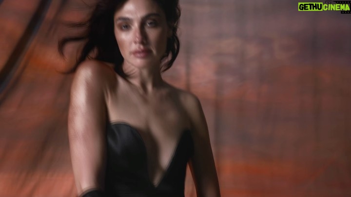 Gal Gadot Instagram - Thank you for having me @FlauntMagazine ❤️🖤 Photographed by @GregSwalesArt Styled by @KarlaWelchStylist wearing @TiffanyandCo Written by @EAubrey_Writes Hair: @DimitrisHair Makeup: @TyronMachhausen Nails: @Tracy_Clemens Set Designer:@ItsIsaacAaron Flaunt Film: @ShootChevyTyler