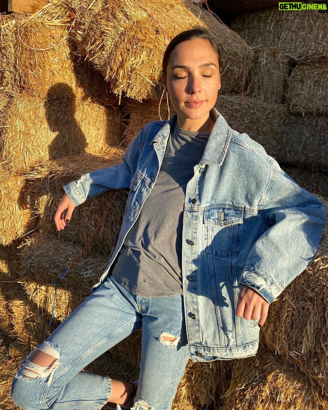 Gal Gadot Instagram - Sunny days are my favorite ☀️