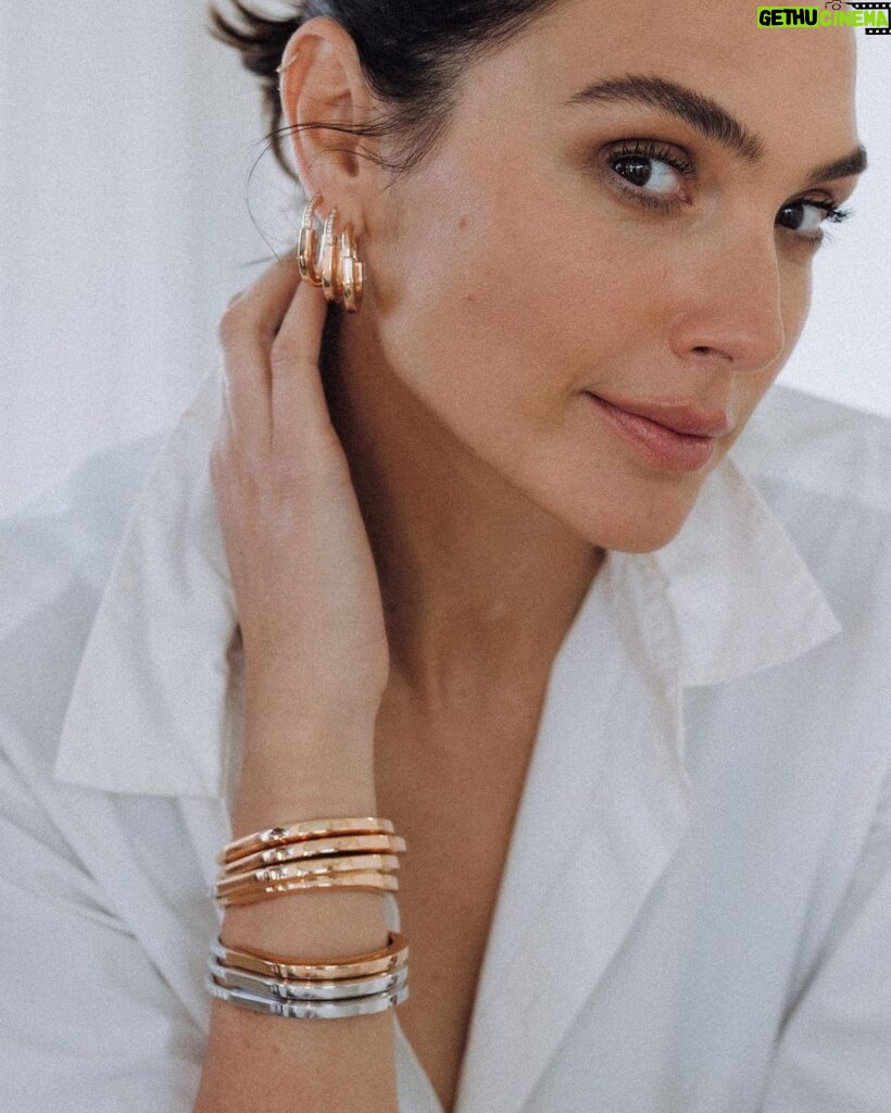Gal Gadot Instagram - Some things just click... like me and the beautiful Lock Collection by @tiffanyandco #TiffanyLock