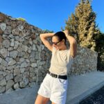 Gal Gadot Instagram - Just take a minute to fix your hair and breathe 🤍☀️