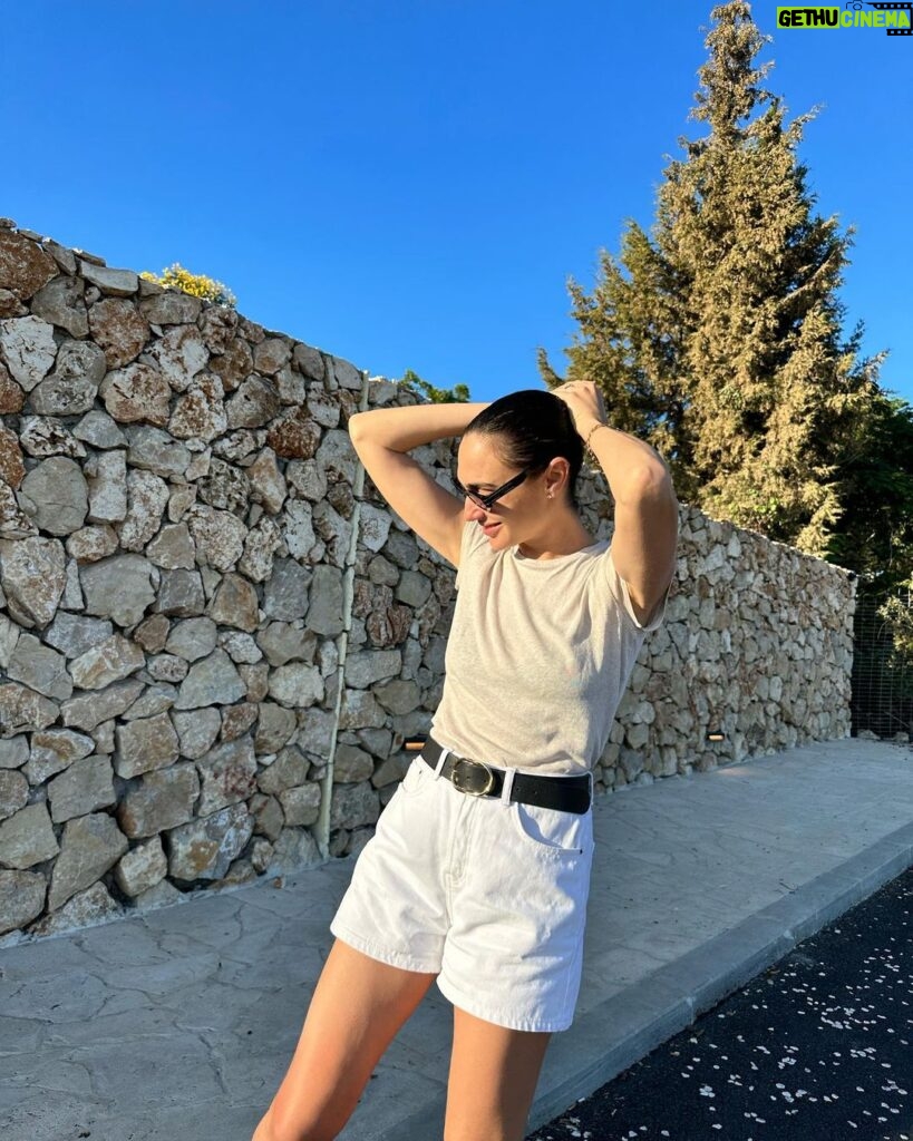 Gal Gadot Instagram - Just take a minute to fix your hair and breathe 🤍☀️