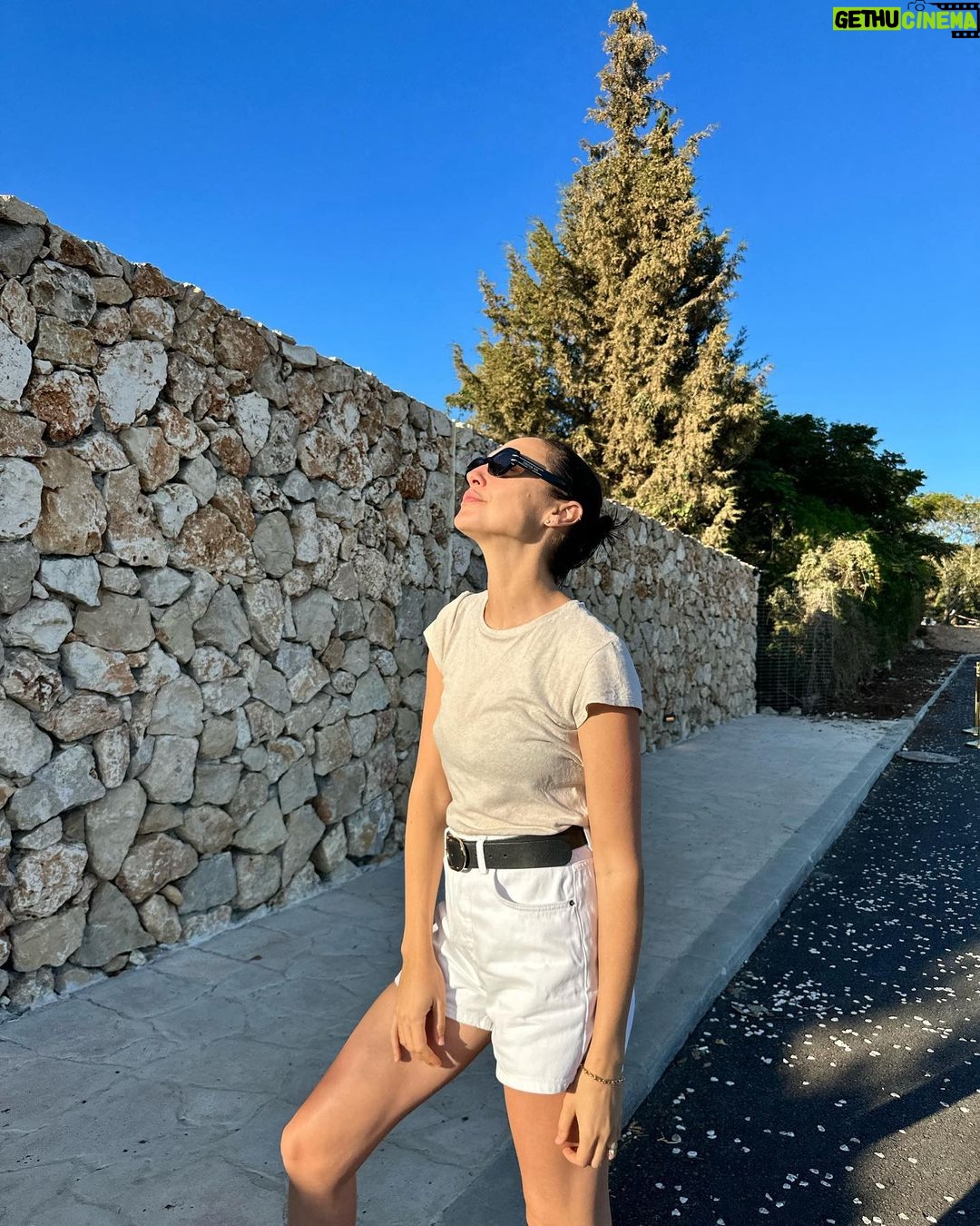 Gal Gadot Instagram - Just take a minute to fix your hair and breathe 🤍☀️