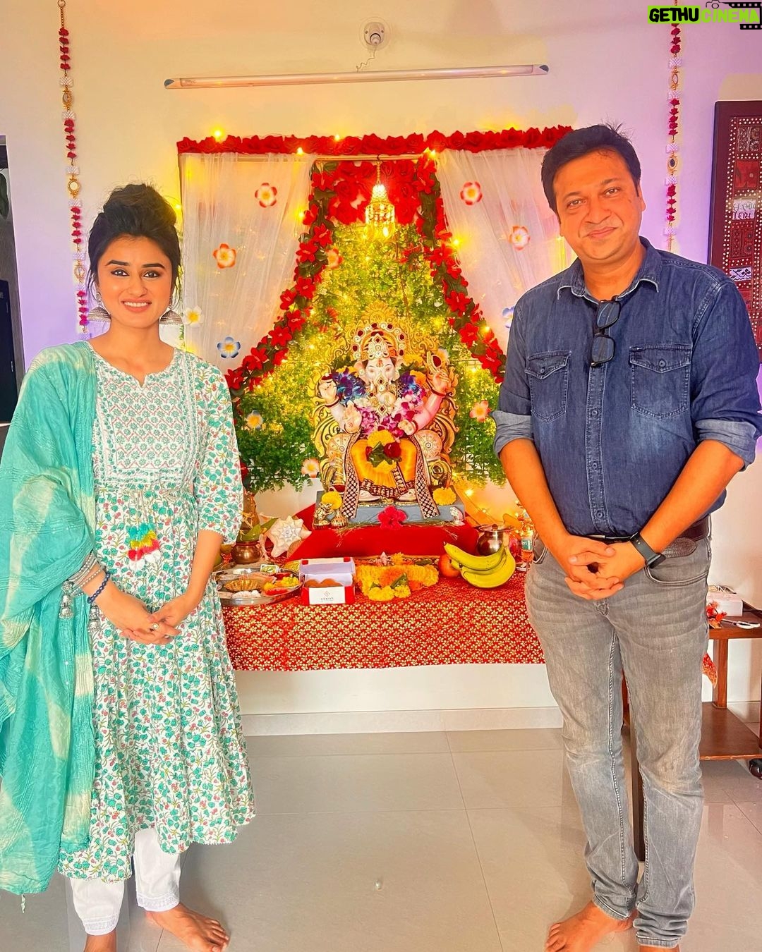 Garima Parihar Instagram - Celebrating with friends, laughter, and the blessings of Lord Ganesha. 🙏🎉 #GaneshChaturthiFestivities" #instaday #instagood #ootd #photooftheday #picoftheday Mumbai, Maharashtra