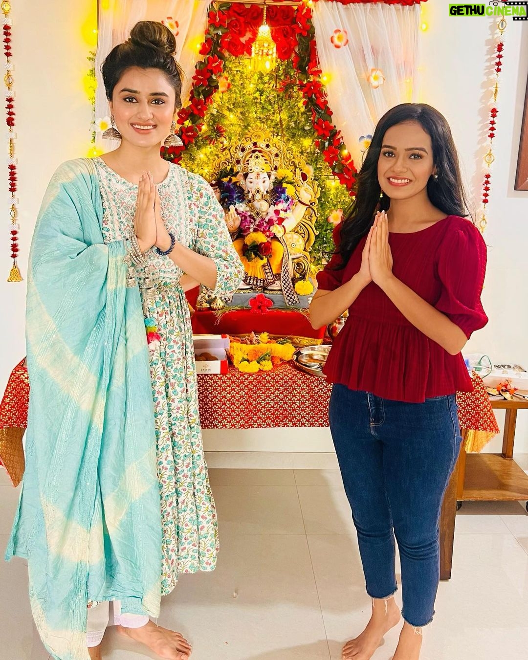 Garima Parihar Instagram - Celebrating with friends, laughter, and the blessings of Lord Ganesha. 🙏🎉 #GaneshChaturthiFestivities" #instaday #instagood #ootd #photooftheday #picoftheday Mumbai, Maharashtra