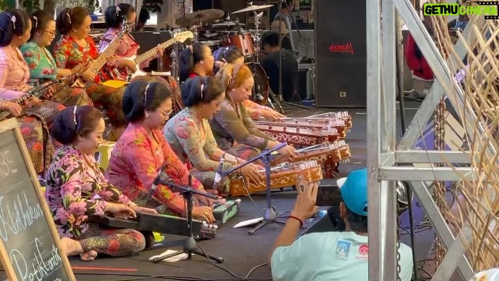 Garin Nugroho Instagram - Ngayogjajazz: Inilah sebuah ruang publk musik dengan konsep yang genuin . Panggung - panggung dihidupkan , hadir dan masuk dalam kampung dan rumah penduduk. Ia ada pada jantung hidup sehari - hari dengan komunikasi terbuka dan santai dengan para penonton, layaknya sebuah beranda rumah di kampung - kampung. Selamat dan salutttt @ajiewartono @masbutet @ong.hariwahyu @whanidarmawan @wisetrotomo @iskandarloedin @kamilandini @analahms @zeezeeshahab @satyacipta @retno_damayanti @dirasugandi @amandarawles @monitatahalea @widimulia @sitanursanti