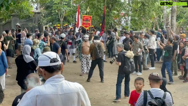 Garin Nugroho Instagram - Ngayogjajazz: Inilah sebuah ruang publk musik dengan konsep yang genuin . Panggung - panggung dihidupkan , hadir dan masuk dalam kampung dan rumah penduduk. Ia ada pada jantung hidup sehari - hari dengan komunikasi terbuka dan santai dengan para penonton, layaknya sebuah beranda rumah di kampung - kampung. Selamat dan salutttt @ajiewartono @masbutet @ong.hariwahyu @whanidarmawan @wisetrotomo @iskandarloedin @kamilandini @analahms @zeezeeshahab @satyacipta @retno_damayanti @dirasugandi @amandarawles @monitatahalea @widimulia @sitanursanti