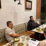 Garin Nugroho Instagram – FESTIVAL FILM INDONESIA, LEBIH 60O BERBAGAI JENIS FILM DAN LEBIH DARI I00 KRITIK FILM .Menjelang malam anugrah 14 november . Tahun terkahir periode 2021 -2023  sebagai Ketua Komite penjurian FFI ( gmbr : bersama anggota dewan juri akhir film cerita panjang dan foto anggota juri akhir FFI ) . Sebuah tugas tidak mudah  dng lebih dari 600 berbagai jenjs film terseleksi dan 100 lebih kritik film .Tugas komite penjurian adalah mengawal prosedur , memfasilitasi , menjaga proses penjurian menjadi demokratis , dari administrasi hingga Diskusi proses penjurian akhir oleh Anggota Dewan Juri , baik film cerita panjang ( 75 film ) film pendek ( 336 film ), animasi ( 35 film ) , dokumenter ( 140 )hingga Kritik film ( 101 ) . Penjurian dilakukan bertahap , diawali  tahap nominasi dng metode voting oleh asosiasi dan anggota akademi citra ( para peraih citra ), dipuncaki dengan pemilhan karya terbaik oleh anggota dewan juri akhir terpilih dengan menekankan diskusi dan argumentasi. Pada Film cerita , ketua komite penjurian bertindak sebagai moderator , tanpa mempunyai hak suara , namun menjaga diskusi antar anggota dewan juti akhir berlangsung argumentatif , partisipatif dan adil layaknya proses demokrasi. Seluruh proses dilakukan di depan  akuntan publik. Terimakasih  team komite penjurian dan juri atas kerjakerasnya🙏 @festivalfilmid @naziracnoer @ekkyij @shoosugar @yayuunru @shantyharmayn @putrimarino @lukmansrd @lg_aw @emiraem @raihaanun @andhypulung @ong.hariwahyu @dirasugandi @amandarawles @arieltatum @gisel_la @monitatahalea @widimulia @sitanursanti @miaismi11 @nadiemmakarim @frankamakarim