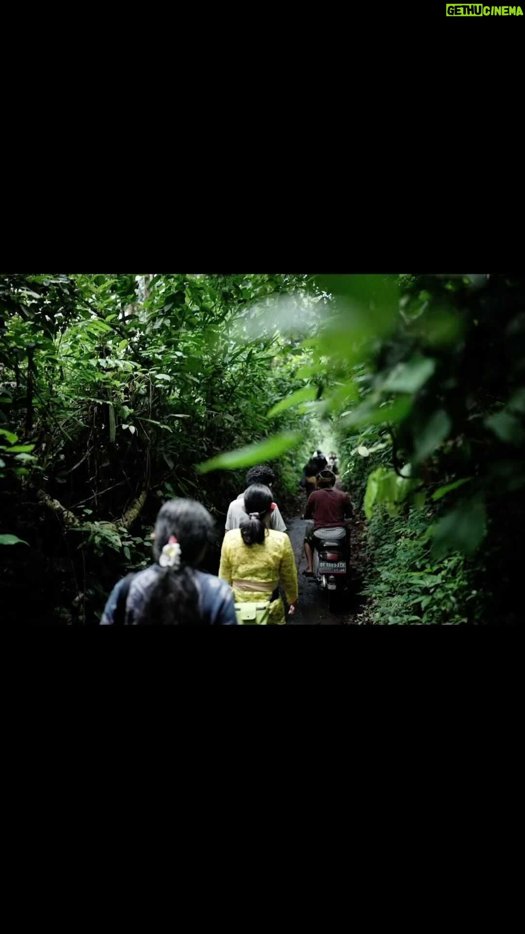 Garin Nugroho Instagram - Silent movie - cine concert “ Samsara “: Menuju berdoa bersama , shoting hari pertama desa Tenganan Bali @almostgita @aldoswastia @bayu_ario @julietburnett @dayuaryadayuani @kasimyn @icanharem @wy_sudirana @ichamelisa707 @bagusbang @raipendet @bagusbang @sikosetyanto @seorang_puthut @happysalma @kamilandini @widimulia @nicholassaputra @retno_damayanti @vidasylvia @suara88 @amandarawles @adindafudia @analahms @batarago @vidasylvia @arieltatum @danihuda @valentinepayenwicaksono
