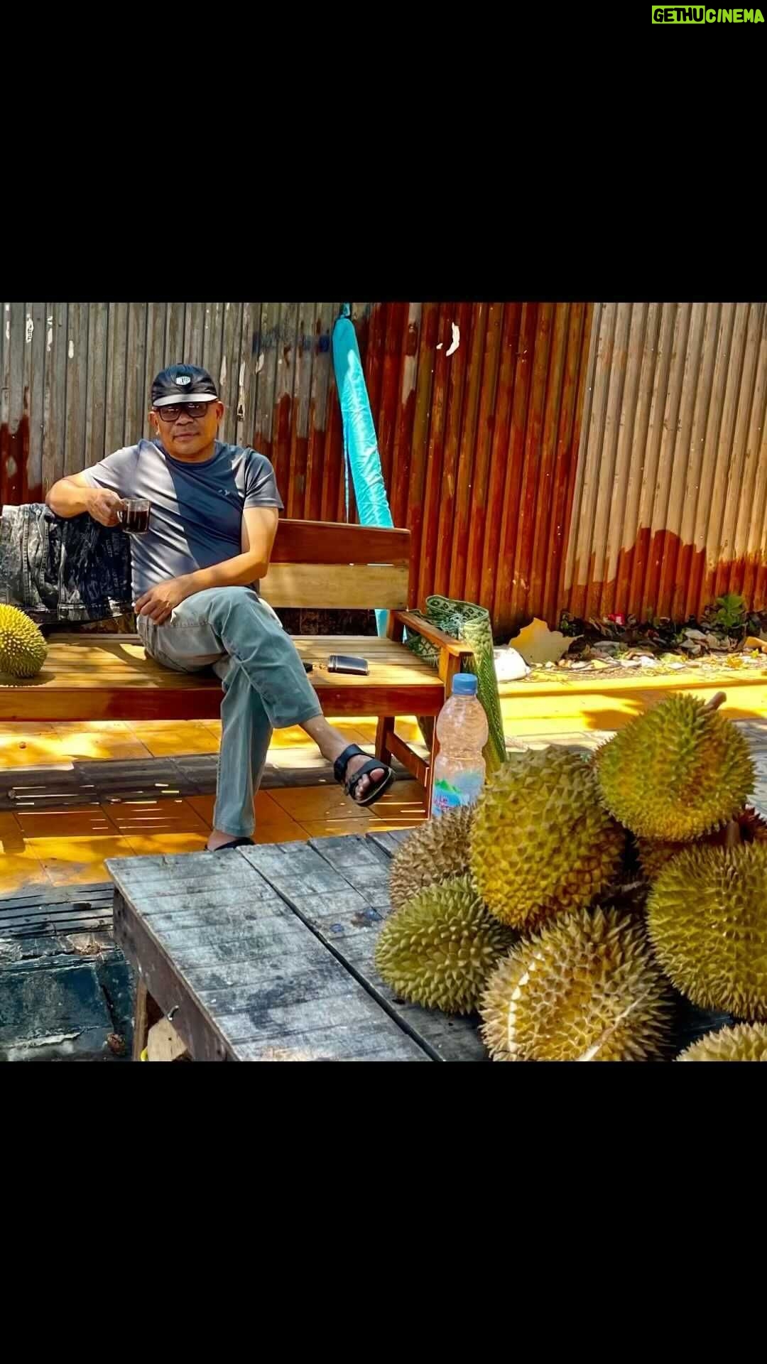 Garin Nugroho Instagram - Keindahan sederhana, bersama dan ngobrol bersama para sahabat dengan beragam profesi , asupan otak yang selalu menjadi Nol @b.paningron @ajiewartono @oyik_srisasanti @heripemad @ong.hariwahyu @retno_damayanti @ifdclub @iskandarloedin @siska.raharja @uniph @wisetrotomo @whanidarmawan @teatergarasi @komunitas_salihara @madanifilmfest