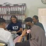 Garin Nugroho Instagram - Workshop untuk S3 ISI Solo , mengajak mahasiswa berkunjung ke rumah sahabat Mikke Sutanto, kurator dan Pengajar ISI Jogja , di ruang pustaka yang penuh kekayaan sejarah seni , berbagi pengetahuan soal kearsipan seni , pengalaman kurasi lukisan Istana hingga penciptaan dan tentu saja hidangan pecel ponorogo yang enak, maturnuwun Mikke @pascaisi @pascasarjanaikj @wisetrotomo @jaffarchive @selasarsunaryo @pendhapaartspace @museummacan @dictiartlab @ifdclub @madanifilmfest @isi_surakarta @siska.raharja @b.paningron @ajiewartono @jaffjogja @budi.irawanto @dyherlin @shoosugar @whanidarmawan @teatergarasi @mahendrabudaya @bubbukeni @sasikirana.dc @jamaluddin_latif