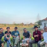 Garin Nugroho Instagram - Team Program GIK, santai ngobrol ide lan guyon -guyon, ngopi teh, gembus, tempe durian @b.paningron @ajiewartono @siska.raharja @uniph @ferroferizka