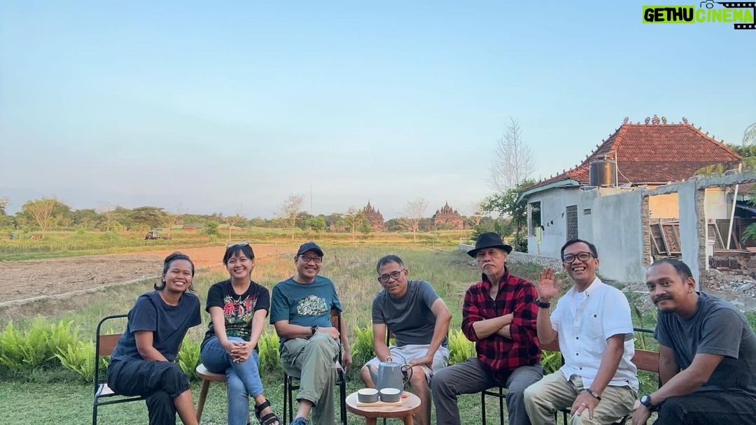 Garin Nugroho Instagram - Team Program GIK, santai ngobrol ide lan guyon -guyon, ngopi teh, gembus, tempe durian @b.paningron @ajiewartono @siska.raharja @uniph @ferroferizka