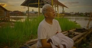 Garin Nugroho Instagram - Film cerita Badrun dan Loundri , komedi satire di tengah pemilu desa , ketika seragam kekuasaan dan religi hadir di kehidupan  sehari hari , merepresentasikan kekerasan  dan manipulasi kekuasaan di politik negeri ini yang penuh sandiwara. Sementara sebagian warga terbuai sandiwara politik, namun sebagian warga lainnya menjadi  saksi bisu tak berdaya menyimpan kemarahan kritis atas ketidakadilan.Karya hasil workshop Jogja Film Academy, Klik, GarinWorkshop dan dng forum sineas banua dan komunitas Banjarmasin @jogjafilmacademy @jaffjogja @ifa_isfansyah @andhypulung @charliemeliala @arswendybeningswara @suara88 @jaffjogja @madanifilmfest @wisetrotomo @whanidarmawan @iskandarloedin @forumsineasbanua