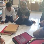 Garin Nugroho Instagram - Workshop untuk S3 ISI Solo , mengajak mahasiswa berkunjung ke rumah sahabat Mikke Sutanto, kurator dan Pengajar ISI Jogja , di ruang pustaka yang penuh kekayaan sejarah seni , berbagi pengetahuan soal kearsipan seni , pengalaman kurasi lukisan Istana hingga penciptaan dan tentu saja hidangan pecel ponorogo yang enak, maturnuwun Mikke @pascaisi @pascasarjanaikj @wisetrotomo @jaffarchive @selasarsunaryo @pendhapaartspace @museummacan @dictiartlab @ifdclub @madanifilmfest @isi_surakarta @siska.raharja @b.paningron @ajiewartono @jaffjogja @budi.irawanto @dyherlin @shoosugar @whanidarmawan @teatergarasi @mahendrabudaya @bubbukeni @sasikirana.dc @jamaluddin_latif