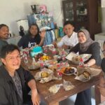 Garin Nugroho Instagram - Workshop untuk S3 ISI Solo , mengajak mahasiswa berkunjung ke rumah sahabat Mikke Sutanto, kurator dan Pengajar ISI Jogja , di ruang pustaka yang penuh kekayaan sejarah seni , berbagi pengetahuan soal kearsipan seni , pengalaman kurasi lukisan Istana hingga penciptaan dan tentu saja hidangan pecel ponorogo yang enak, maturnuwun Mikke @pascaisi @pascasarjanaikj @wisetrotomo @jaffarchive @selasarsunaryo @pendhapaartspace @museummacan @dictiartlab @ifdclub @madanifilmfest @isi_surakarta @siska.raharja @b.paningron @ajiewartono @jaffjogja @budi.irawanto @dyherlin @shoosugar @whanidarmawan @teatergarasi @mahendrabudaya @bubbukeni @sasikirana.dc @jamaluddin_latif