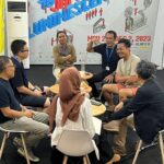 Garin Nugroho Instagram - Ritual JAFF setiap tahun : meeting komite jaff , satu hari sebelum closing ceremony , menentukan tema Jaff 2024 dan evaluasi serta dasar program ke depan, tetap saja dengan santai ngobrol dan ngopi @jaffjogja @ifa_isfansyah @ajishdibyo @angginoen @festivalfilmid @madanifilmfest @ciklornatee @teatergarasi @komunitas_salihara @naziracnoer @shantyharmayn @yuliaevinabhara @kamilandini @ifdclub @inafed.ig @aprofi.id @jakartscouncil @shantyharmayn @lutesha @aghninyhaque @ajengajeng @anggasasongko @mahendrabudaya @budi.irawanto @dyherlin @raihaanun @sheiladaisha @lutesha