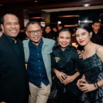 Garin Nugroho Instagram – Premiere Gadis Kretek : Beautiful  moment  dng my lovely Daughter Kamila Andini dan Ifa , dan  Dian Sastro yang menyihir sepanjang series dengan akting  simple  tapi kompleks beragam paradoks gejolak perasaan. Love and proud  Kamila , Ifa , Dian dan seluruh team @therealdisastr @kamilandini @putrimarino @ifa_isfansyah @netflixid @ibnujamilo @bayu_ario @inefebriyanti @tissabiani @sheiladaisha @pritttimothy_ @whanidarmawan @vivianidris @rinadamayanti23 @analahms @ong.hariwahyu @suara88 @andhypulung