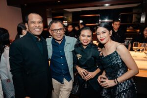 Garin Nugroho Instagram - Premiere Gadis Kretek : Beautiful  moment  dng my lovely Daughter Kamila Andini dan Ifa , dan  Dian Sastro yang menyihir sepanjang series dengan akting  simple  tapi kompleks beragam paradoks gejolak perasaan. Love and proud  Kamila , Ifa , Dian dan seluruh team @therealdisastr @kamilandini @putrimarino @ifa_isfansyah @netflixid @ibnujamilo @bayu_ario @inefebriyanti @tissabiani @sheiladaisha @pritttimothy_ @whanidarmawan @vivianidris @rinadamayanti23 @analahms @ong.hariwahyu @suara88 @andhypulung