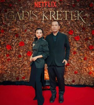 Garin Nugroho Instagram - “ Gadis Kretek “ Selamat and Proud : Kamila dan Ifa dan seluruh aktor - aktris , team serta Netflix ( 6 gmbr ) @kamilandini @ifa_isfansyah @gadiskretek @therealdisastr @putrimarino @bayu_ario @ibnujamilo @inefebriyanti @sheiladaisha @netflixid @rukmanrosadi_ @whanidarmawan @tissabiani @winkywiryawan912 @kamilandini @ifa_isfansyah @jaffjogja @hilmarfarid