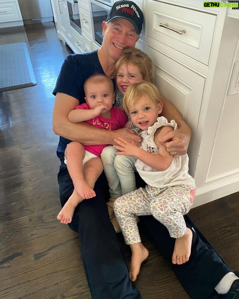 Gary Sinise Instagram - Wishing you all a safe and Happy New Year from my family to yours. To all still considering supporting our nation’s heroes through our mission at Gary Sinise Foundation, we’re up to the last hours, please visit the link in my bio. https://bit.ly/3WCm456 And to everyone who has already donated, thank you from the whole Sinise family. You make everything we do possible.🇺🇸🙏🏼